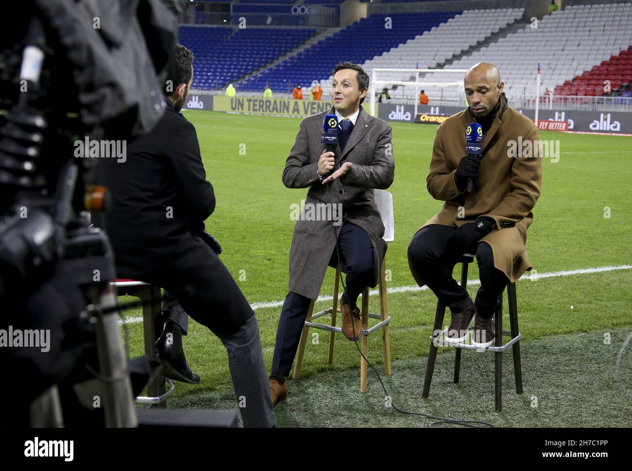 Président de l'Olympique de Marseille Pablo Longoria et Thierry  Henry,Pundit for Amazon Prime Video React après l'arrêt du match après  quelques minutes, Dimitri Payet d'OM a reçu une bouteille d'eau en plastique