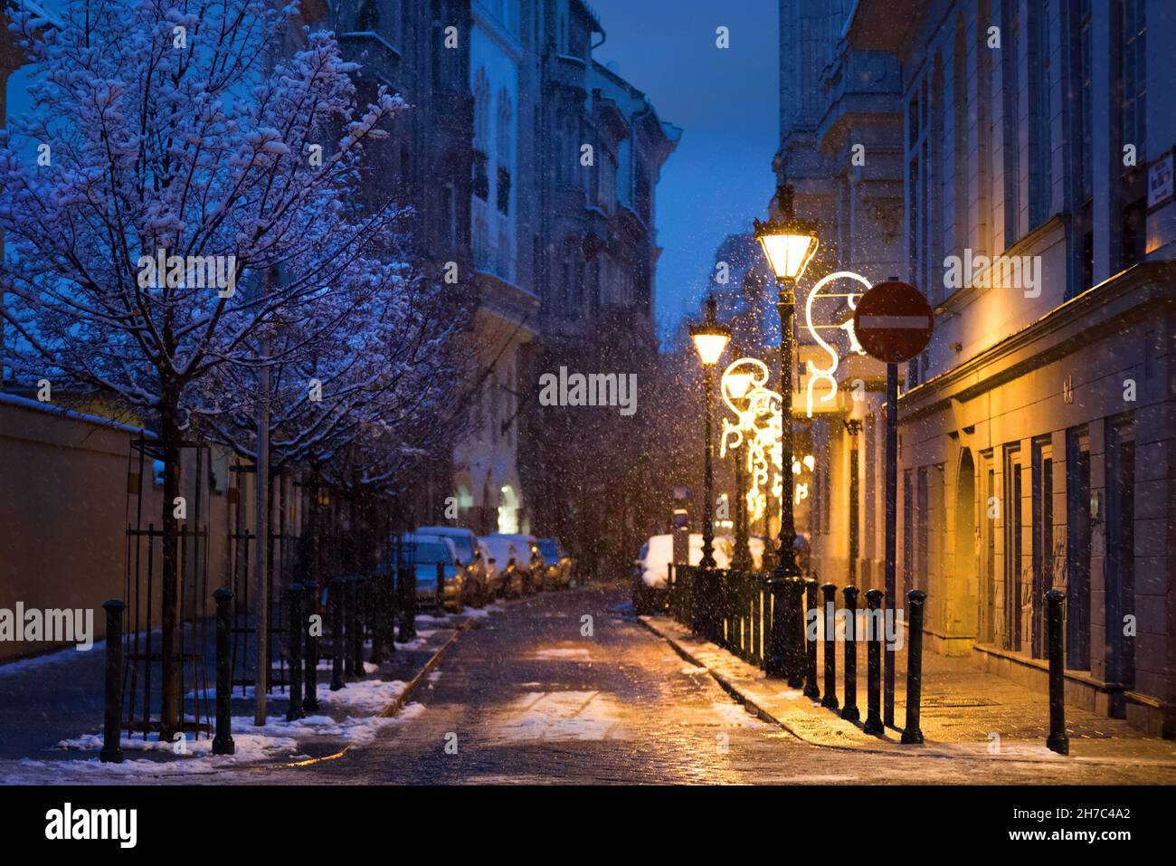 Rue Veres Pálné dans la vieille ville de Budapest, nuit d'hiver Banque D'Images