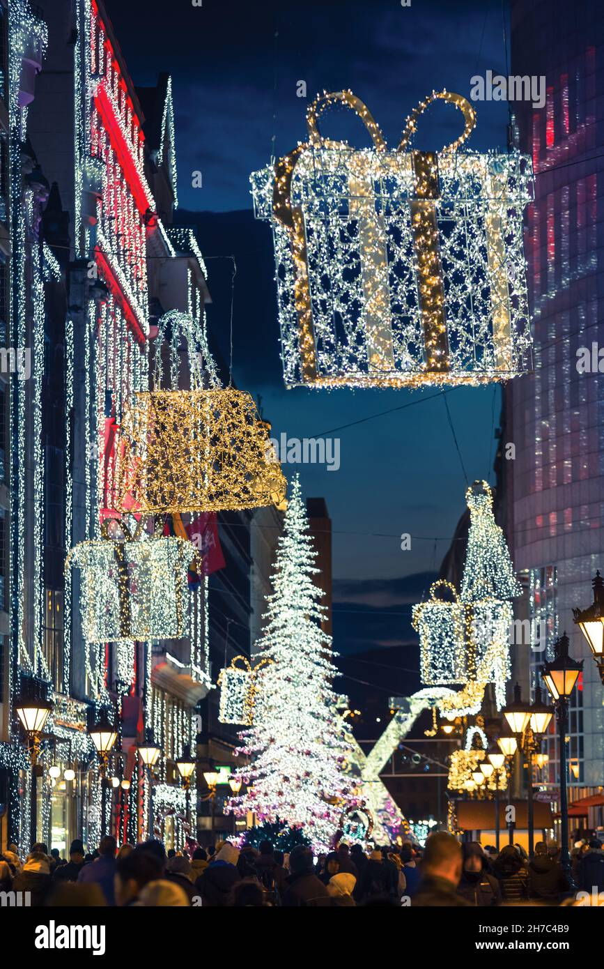 Décoration de Noël sur la rue Deák Ferenc à Budapest Banque D'Images