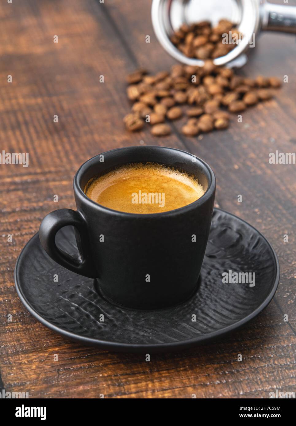 Café expresso frais et grains de café sur une table en bois Banque D'Images