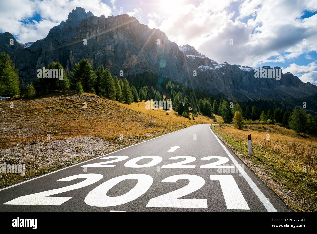 2022 Nouveau voyage sur route et concept de vision du futur .Paysage de la nature avec la route 