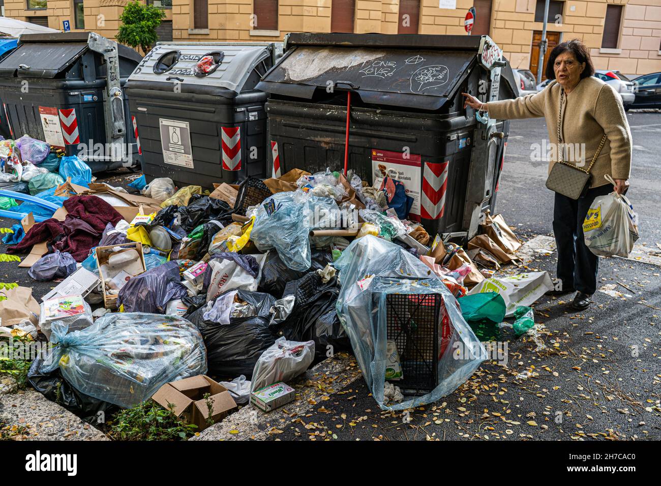 Rome, Italie.22 novembre 2021.Un résident se plaint des piles de déchets qui restent non collectés pendant des jours dans une banlieue nord de Rome .Rome est en proie à une crise des ordures qui dure depuis des mois en raison d'une grève des binmen et de la fermeture d'un site de décharge important qui a provoqué la colère et a soulevé des problèmes de santé parmi les résidents.Credit: amer ghazzal / Alamy Live News Banque D'Images