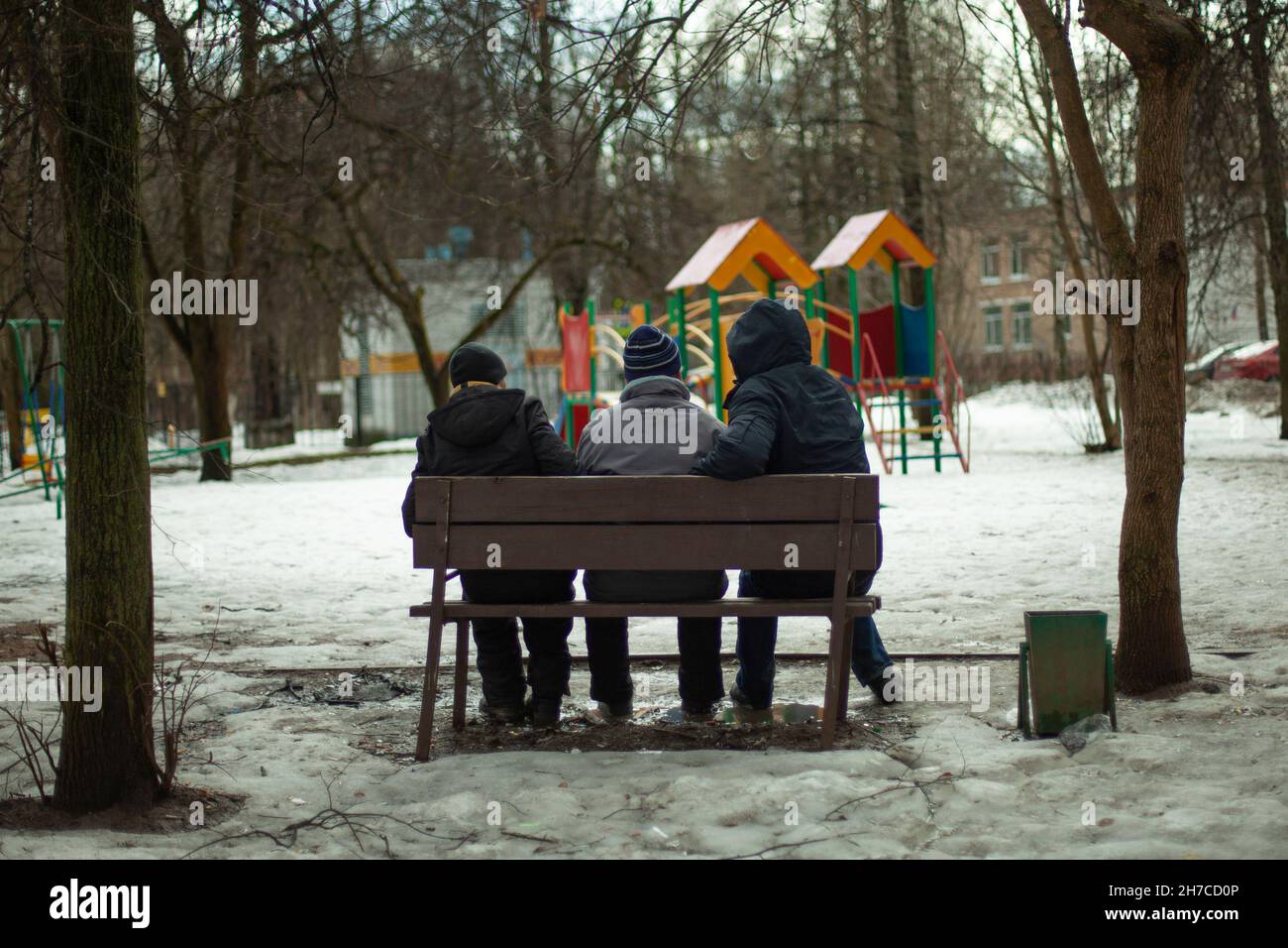 En Russie en hiver.Les personnes âgées s'assoient sur un banc.Les retraités de Moscou sont assis dans la cour. Banque D'Images