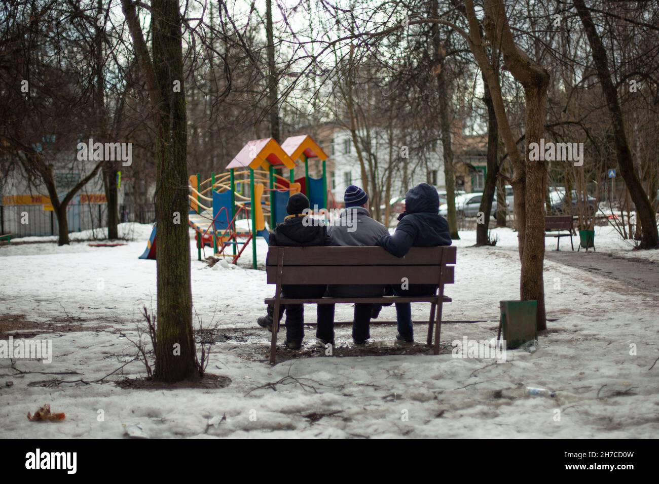 En Russie en hiver.Les personnes âgées s'assoient sur un banc.Les retraités de Moscou sont assis dans la cour. Banque D'Images