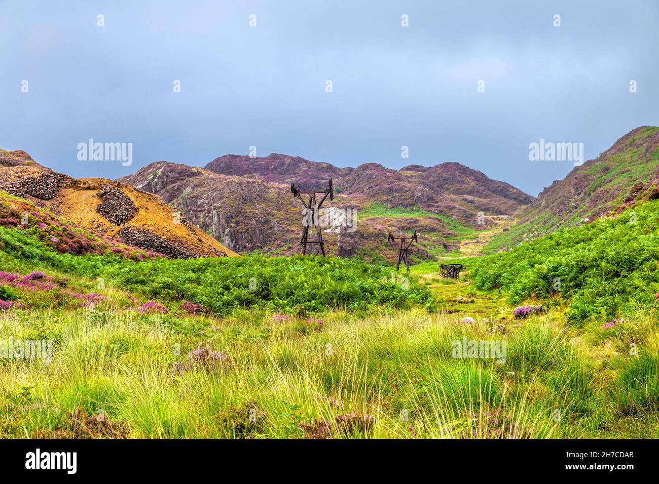 De vieux vestiges de téléphérique de mine de cuivre utilisés pour transporter le minerai de cuivre à Nantmor le long de la piste jusqu'au sommet de Mynydd Sygyn, Snowdonia, pays de Galles, Royaume-Uni Banque D'Images