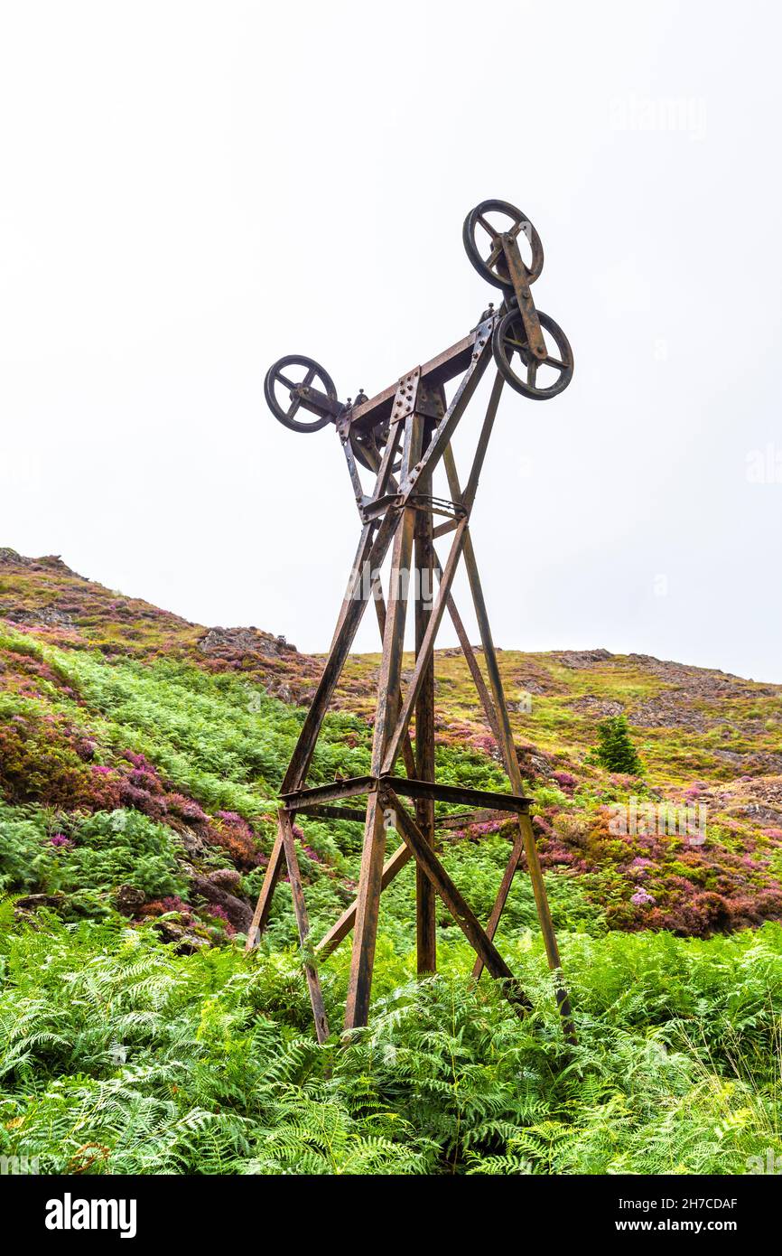 De vieux vestiges de téléphérique de mine de cuivre utilisés pour transporter le minerai de cuivre à Nantmor le long de la piste jusqu'au sommet de Mynydd Sygyn, Snowdonia, pays de Galles, Royaume-Uni Banque D'Images De vieux vestiges de téléphérique de mine de cuivre utilisés pour transporter le minerai de cuivre à Nantmor le long de la piste jusqu'au sommet de Mynydd Sygyn, Snowdonia, pays de Galles, Royaume-Uni Banque D'Images