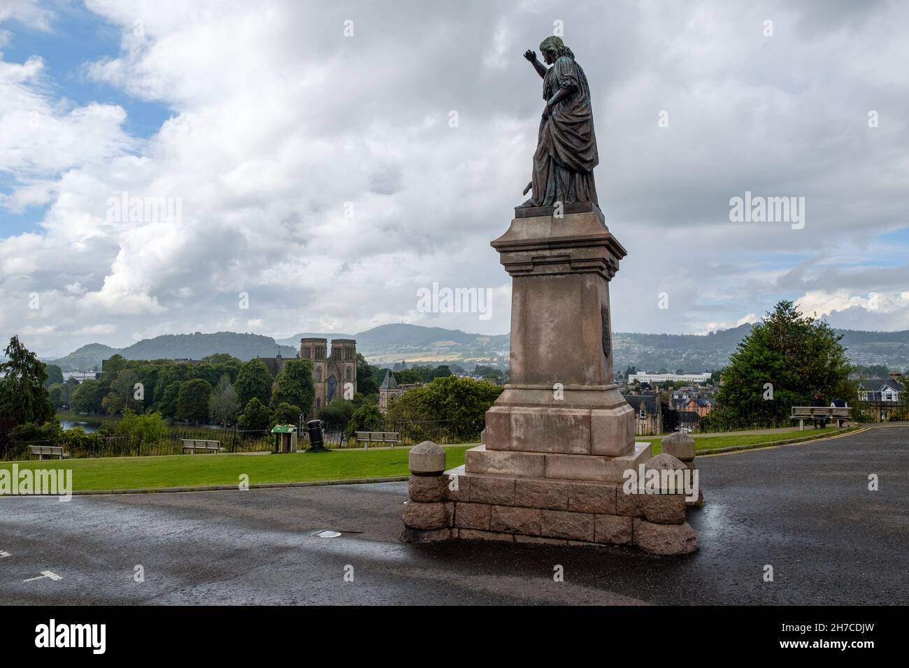Statue de Flora Macdonald à l'extérieur du château d'Inverness, cathédrale d'Inverness en arrière-plan, entre les averses de pluie Banque D'Images