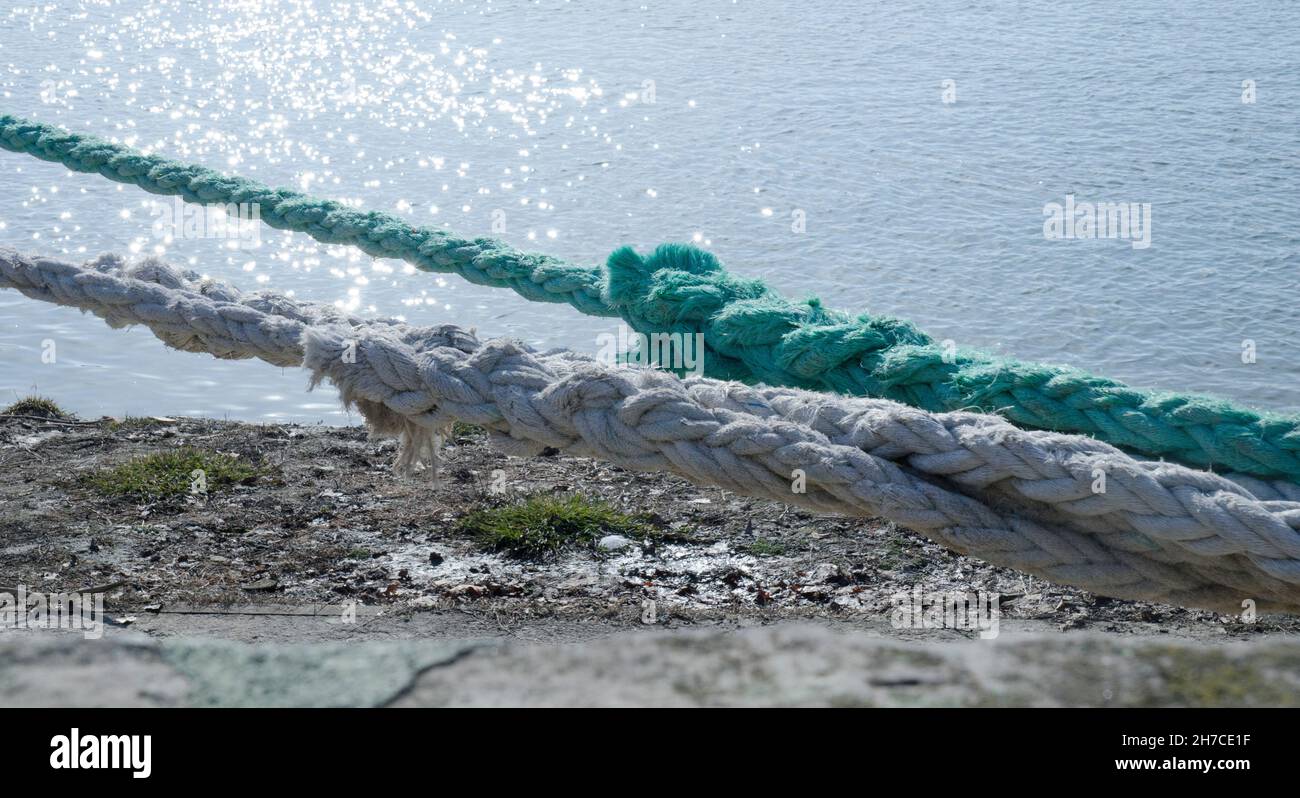 Cordes marines sur une eau bleu vif avec un fond ensoleillé de scintille Banque D'Images