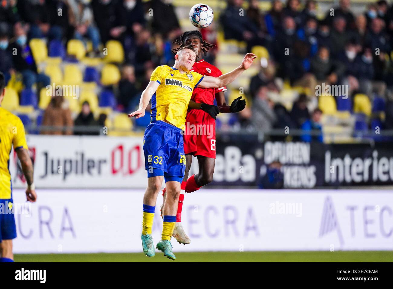 SINT-TRUIDEN, BELGIQUE - NOVEMBRE 21 : Pierre Junior Dwomoh du FC Royal Antwerp remporte un titre défensif contre Chris Durkin de Sint-Truidense VV lors du match Jupiler Pro League entre Sint-Truidense VV et le FC Royal Antwerp à Stayen le 21 novembre 2021 à Sint-Truiden, Belgique (photo de Joris Verwijst/Orange Pictures) Banque D'Images