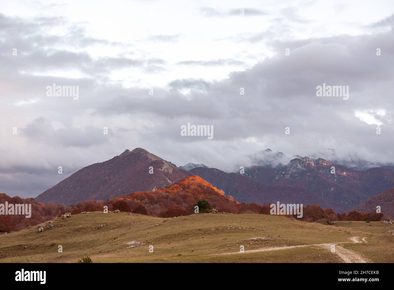 Magnifique paysage de montagne des Abruzzes Lazio et du parc national de Molise en automne Banque D'Images