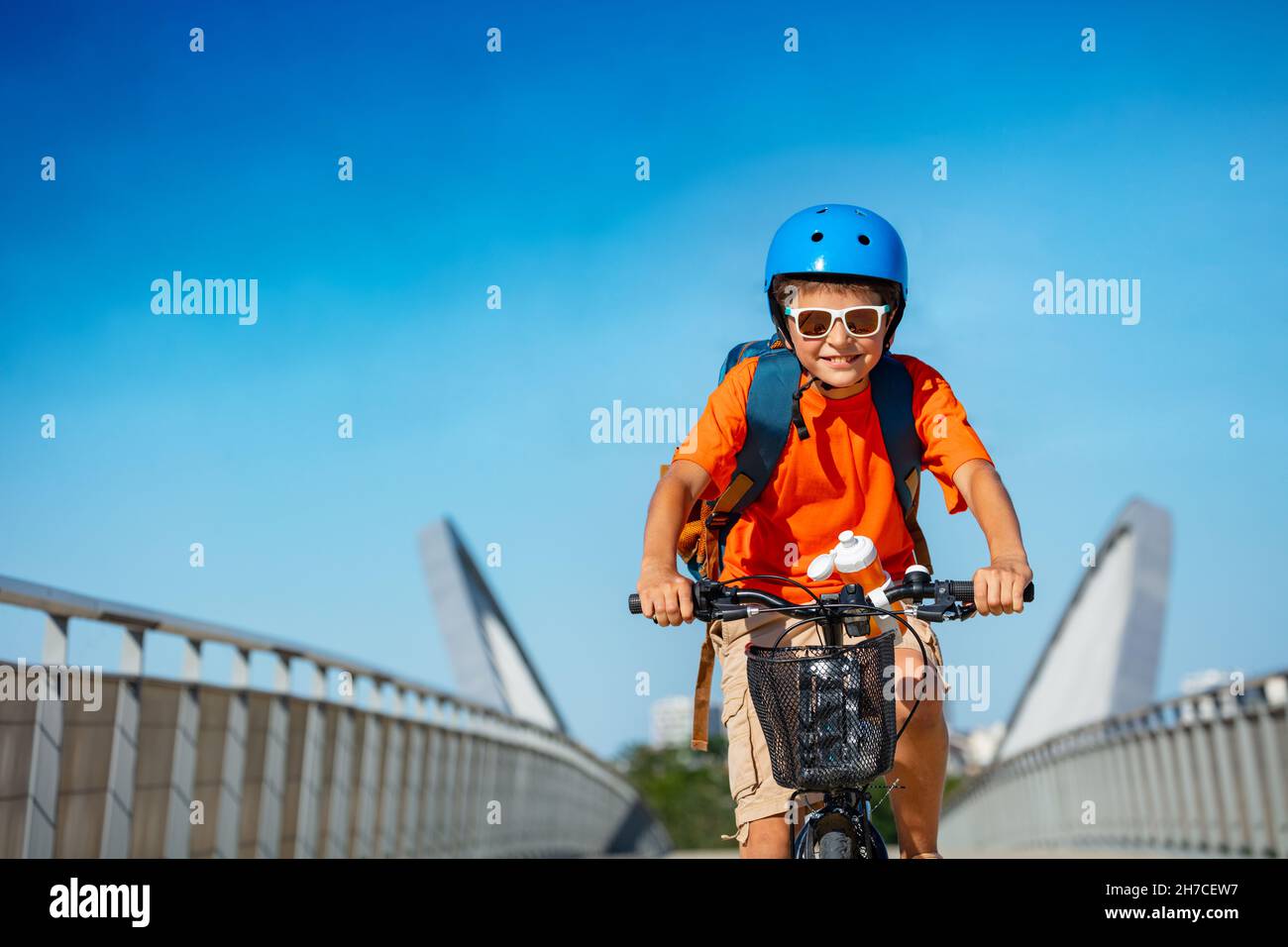 Portrait d'un garçon sur le vélo au-dessus du pont Banque D'Images