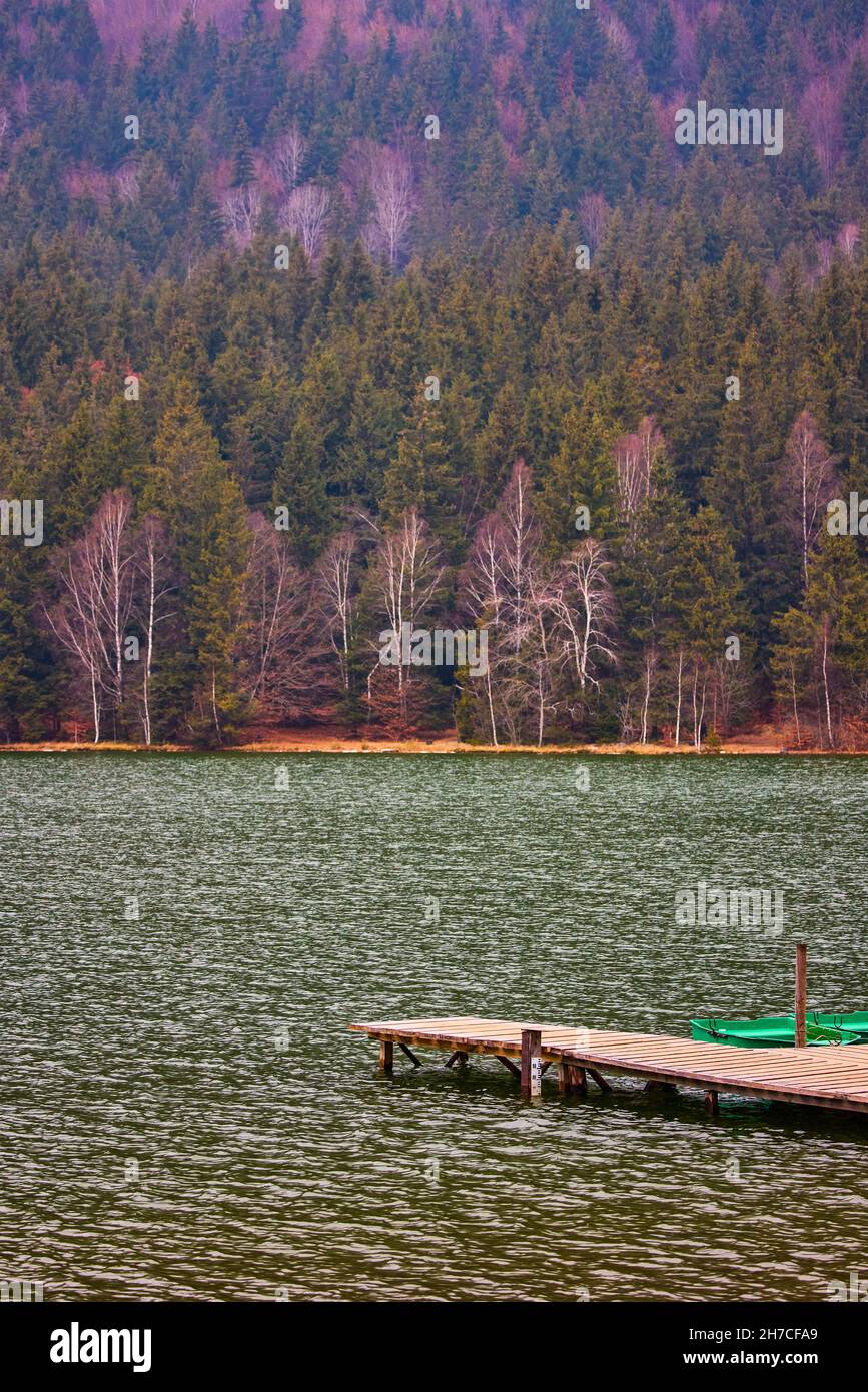 Lac de Sainte-Ana, Transylvanie, Roumanie. Superbe paysage d'automne avec  forêt colorée et lac volcanique idyllique un populaire touristique et  Voyage destinati Photo Stock - Alamy