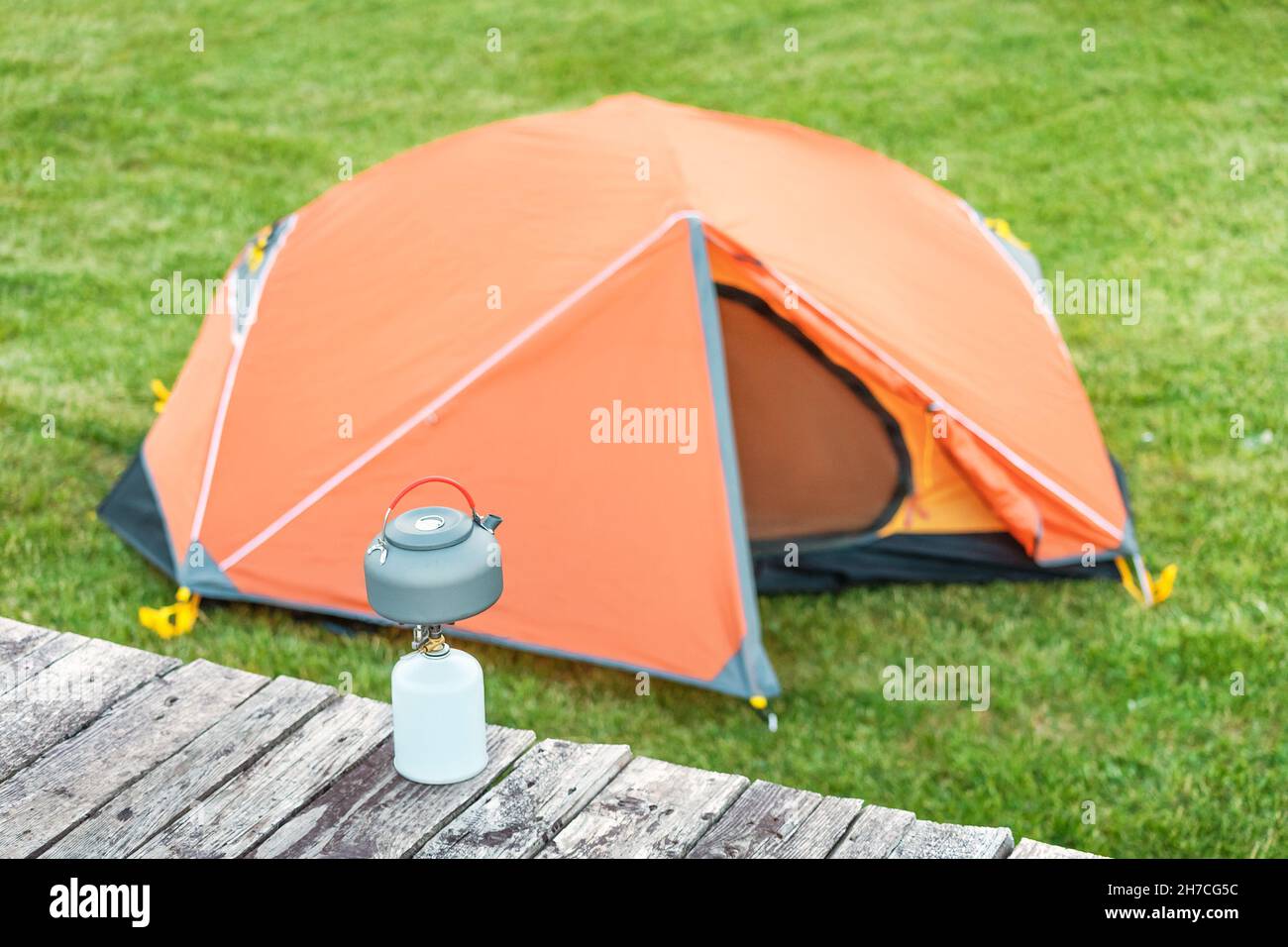 bouilloire sur un brûleur à gaz avec tente orange dans un camping.Le poêle  est utilisé pour une cuisine plus écologique et sûre au lieu d'allumer un  feu Photo Stock - Alamy