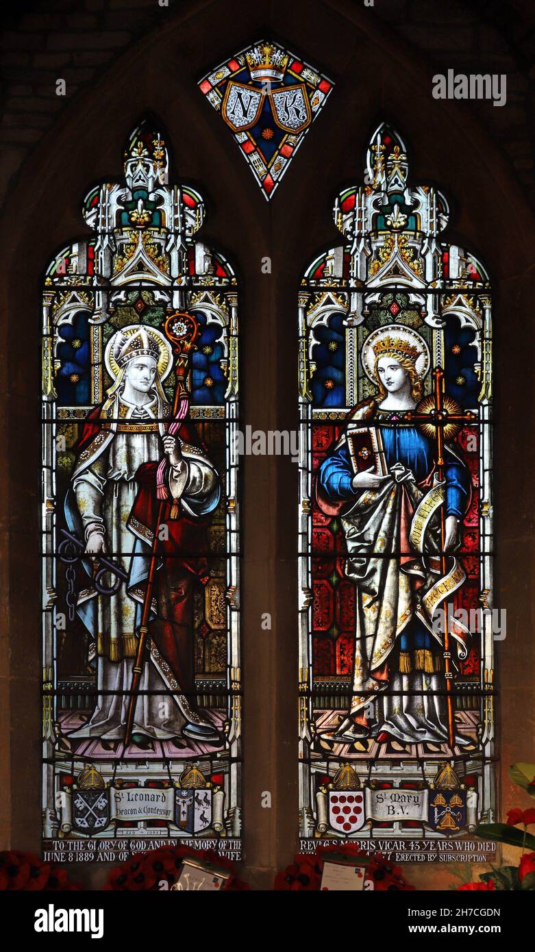Vitraux de Jones & Willis représentant St Leonard et la Vierge Marie, l'église St Léonard, Bretforton, Worcestershire Banque D'Images