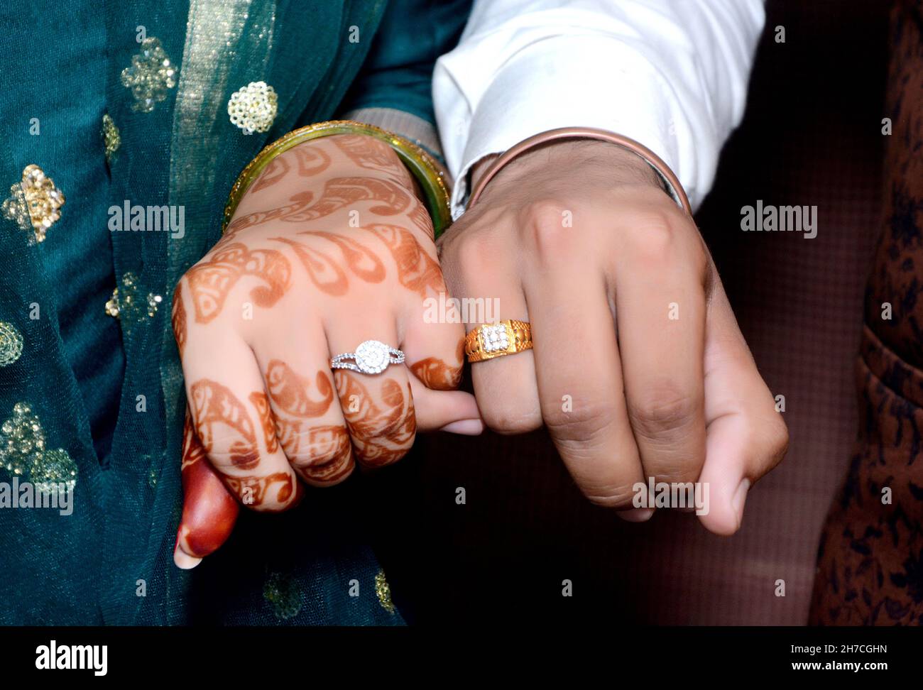 Les jeunes mariés tiennent et montrent des bagues de bijoux de mariage Banque D'Images