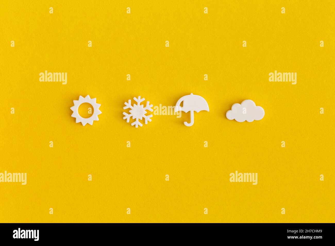 Icônes météo définies sur fond jaune.Concept de prévision météorologique. Banque D'Images