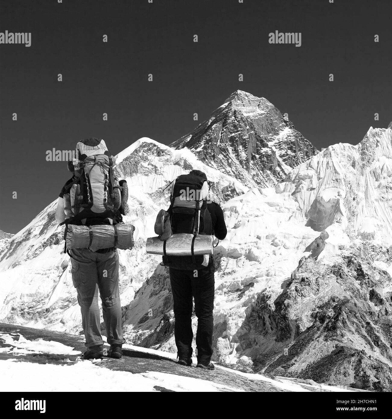 Vue panoramique sur l'Everest depuis Kala Patthar avec deux touristes en route vers le camp de base de l'Everest, parc national de Sagarmatha, vallée de Khumbu, Népal, b Banque D'Images