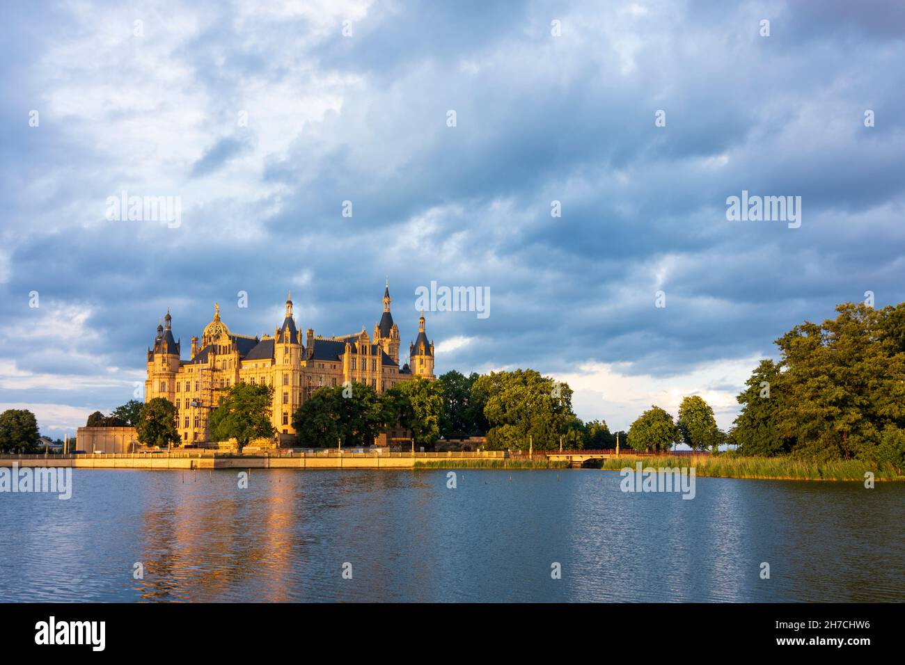 Schwerin: Château de Schloss Schwerin, lac Burgsee dans Mecklembourg-Schwerin, Mecklembourg-Poméranie-Occidentale, Allemagne Banque D'Images