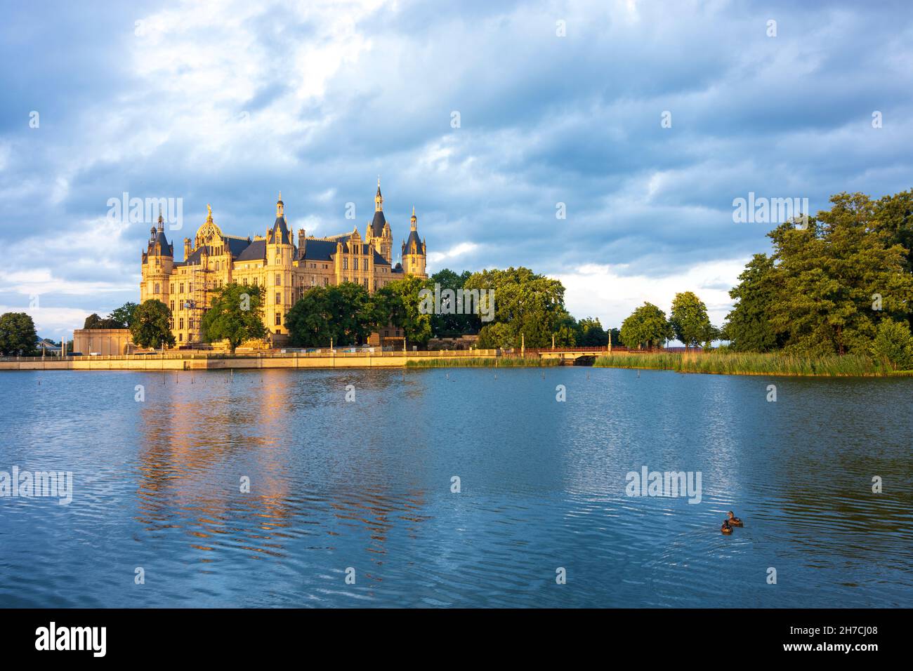 Schwerin: Château de Schloss Schwerin, lac Burgsee dans Mecklembourg-Schwerin, Mecklembourg-Poméranie-Occidentale, Allemagne Banque D'Images