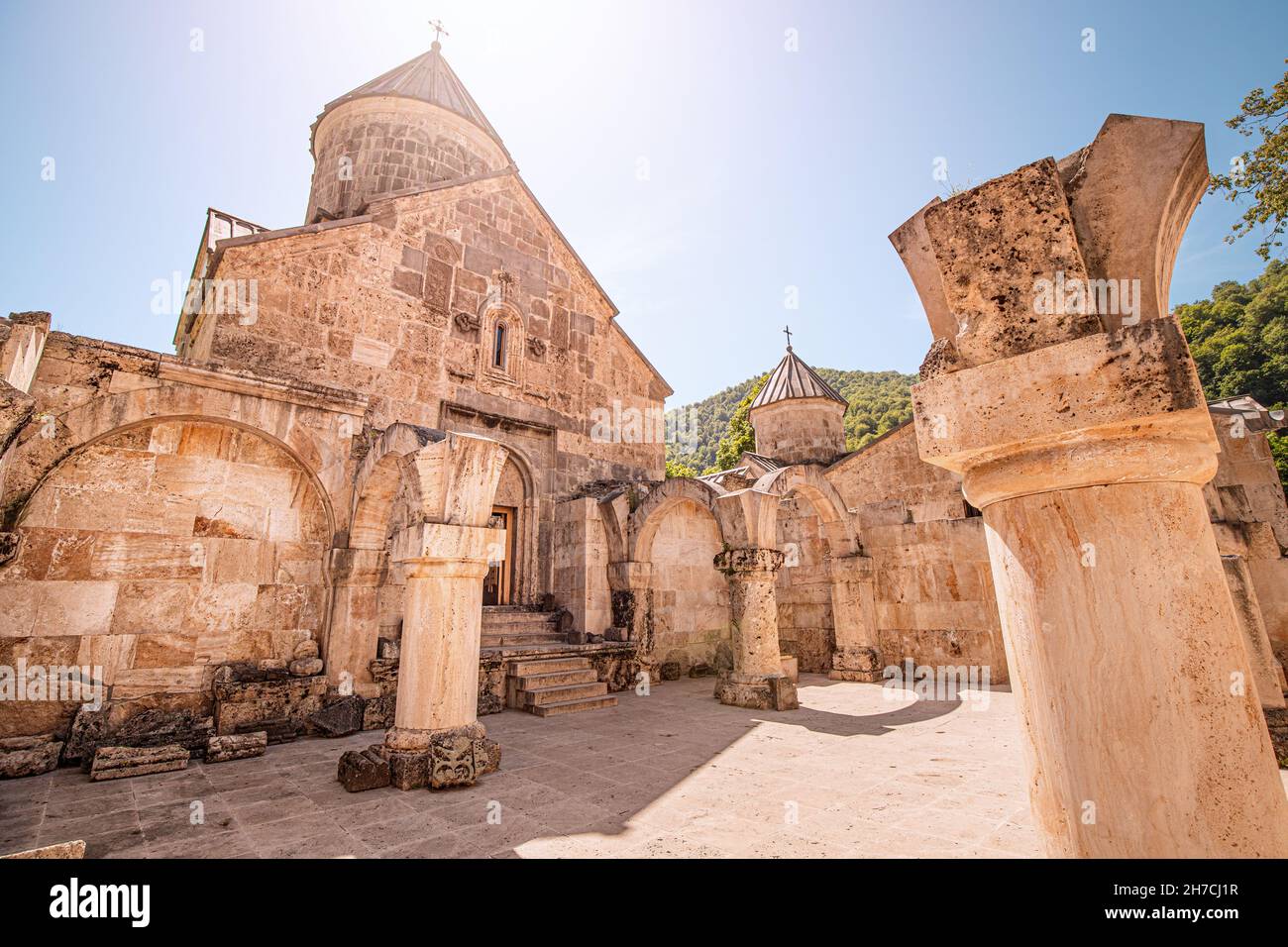 Le monastère restauré de Haghartsin (fondé au XIe siècle) est un exemple classique de l'architecture arménienne. Banque D'Images