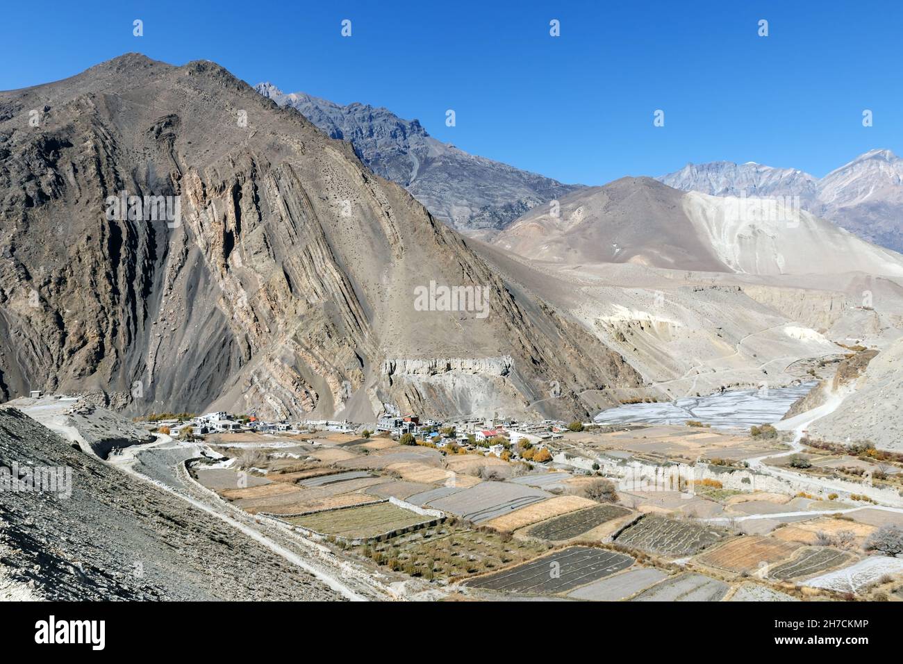 Village de Kagbeni et rivière Kali Gandaki.District de Mustang, Népal.Champs agricoles près du village. Banque D'Images