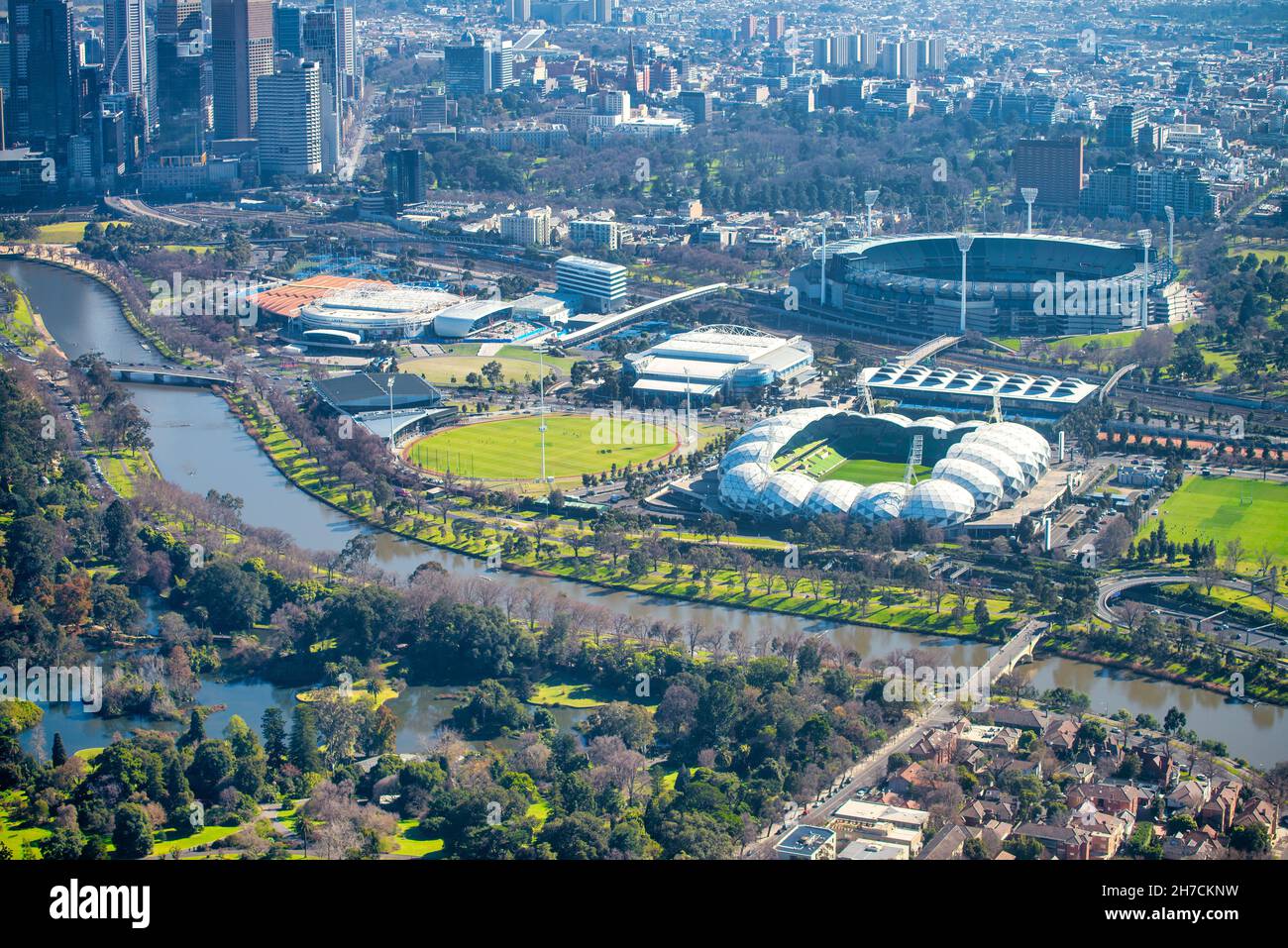 MELBOURNE, AUSTRALIE - 6 SEPTEMBRE 2018 : vue aérienne du complexe sportif de la ville et des gratte-ciel du centre-ville par une belle journée ensoleillée Banque D'Images