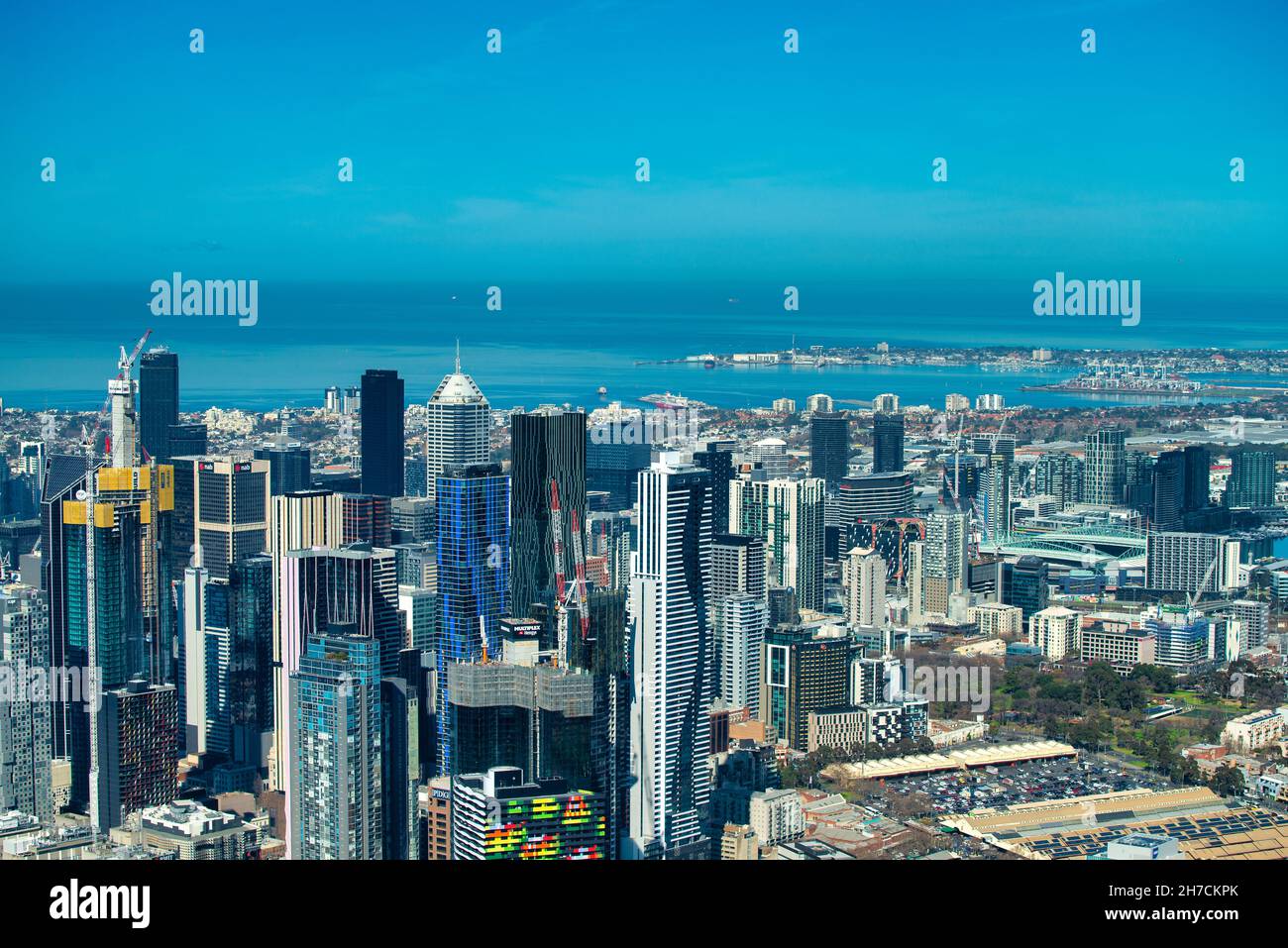 MELBOURNE, AUSTRALIE - 6 SEPTEMBRE 2018 : vue aérienne sur les gratte-ciel du centre-ville de Melbourne par une belle journée ensoleillée Banque D'Images