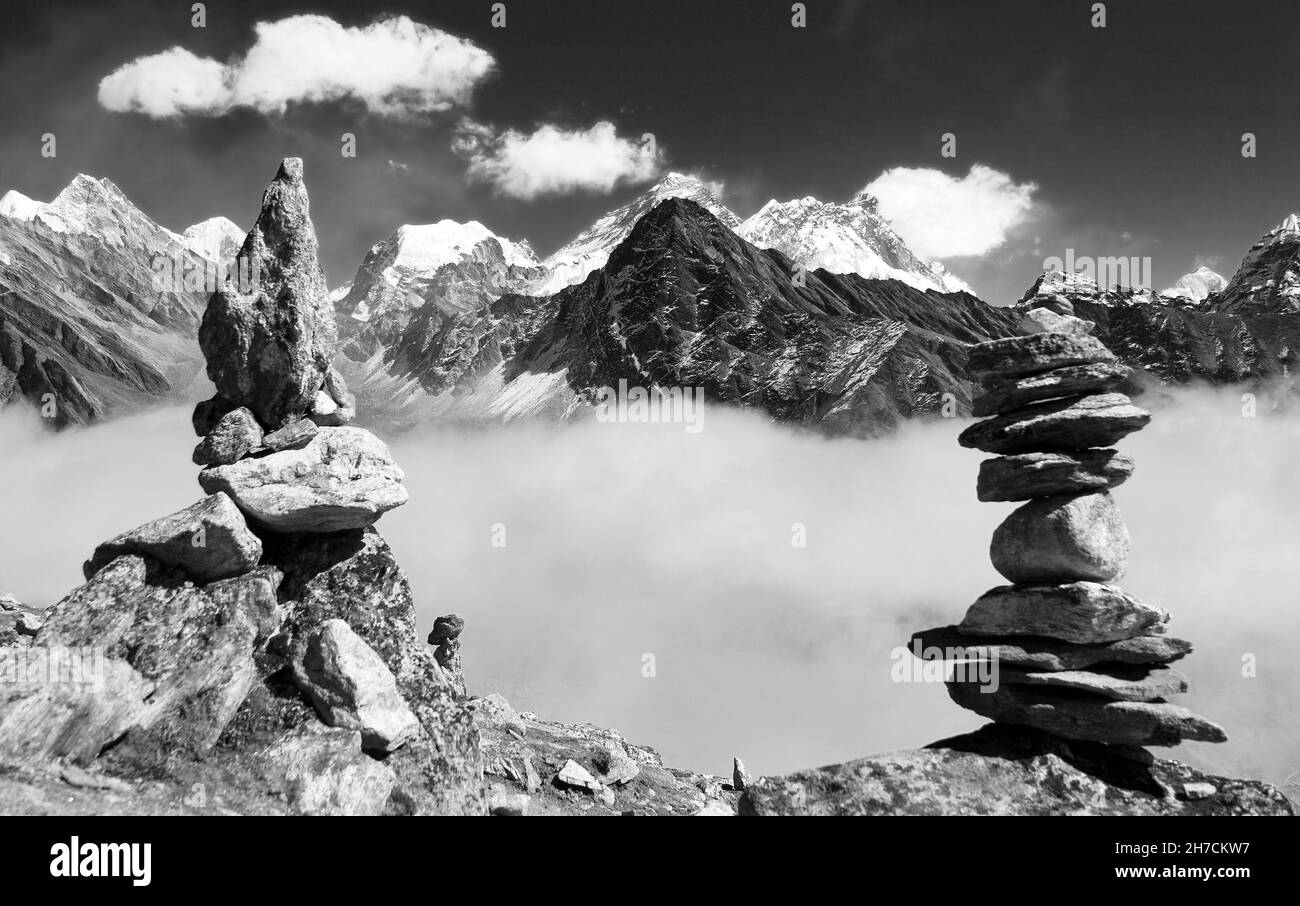 Vue sur l'everest avec homme de pierre ou pyramide de pierre de gokyo ri, couleur noir et blanc, Khumbu, Népal Himalaya montagnes Banque D'Images