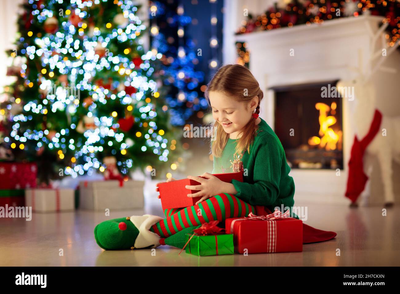 Enfant Garçon De 5 Ans Recevant Un Cadeau De Noël Présent Arbre De Noël Ai