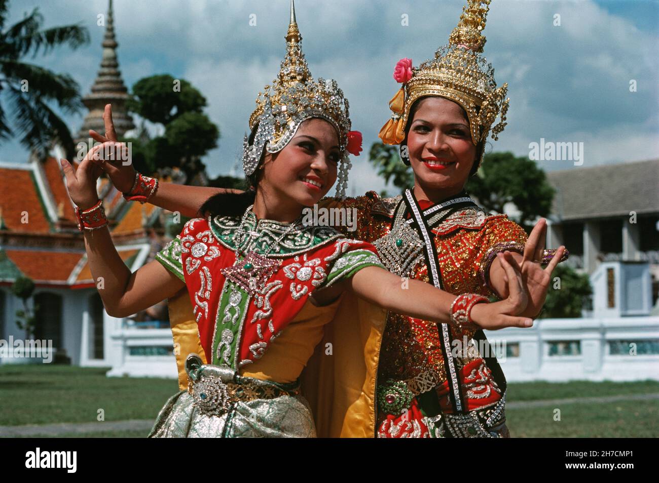 Thaïlande.Bangkok.Grand Palais.Deux danseuses thaïlandaises professionnelles posant à l'extérieur. Banque D'Images