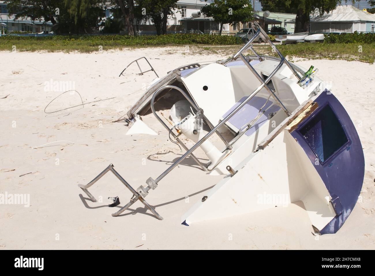 Épave de bateau couverte de sable dérivant à la plage du Barbados Yacht Club, Barbade Banque D'Images