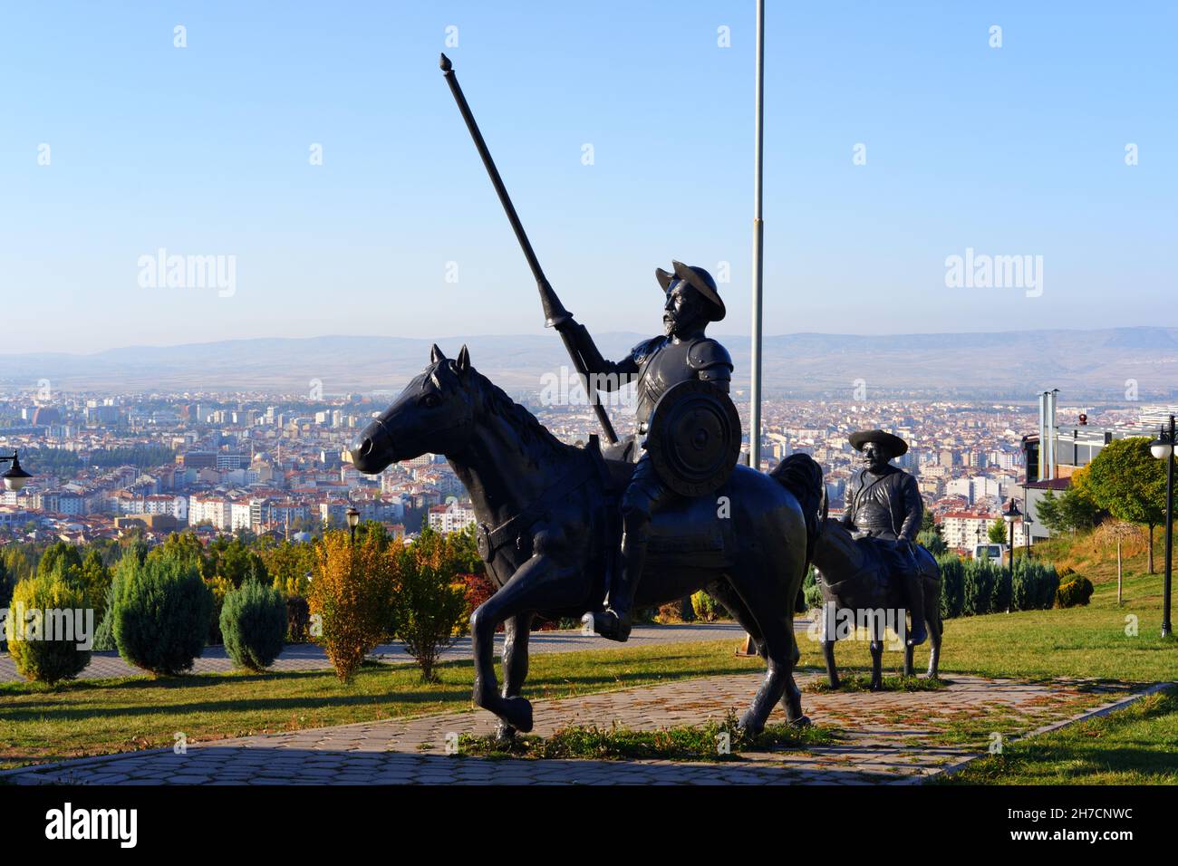 Don Quichotte et statue Sancho Panza en plein air au parc Selale Eskisehir Turkey par une journée ensoleillée Banque D'Images