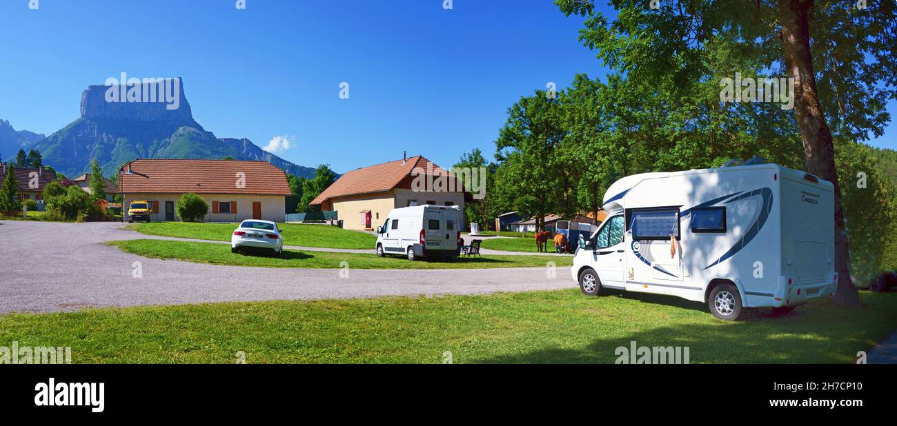 Parking pour camping-cars en face du Mont aiguille, France, Isere, Parc naturel régional du Vercors, Chichilianne Banque D'Images