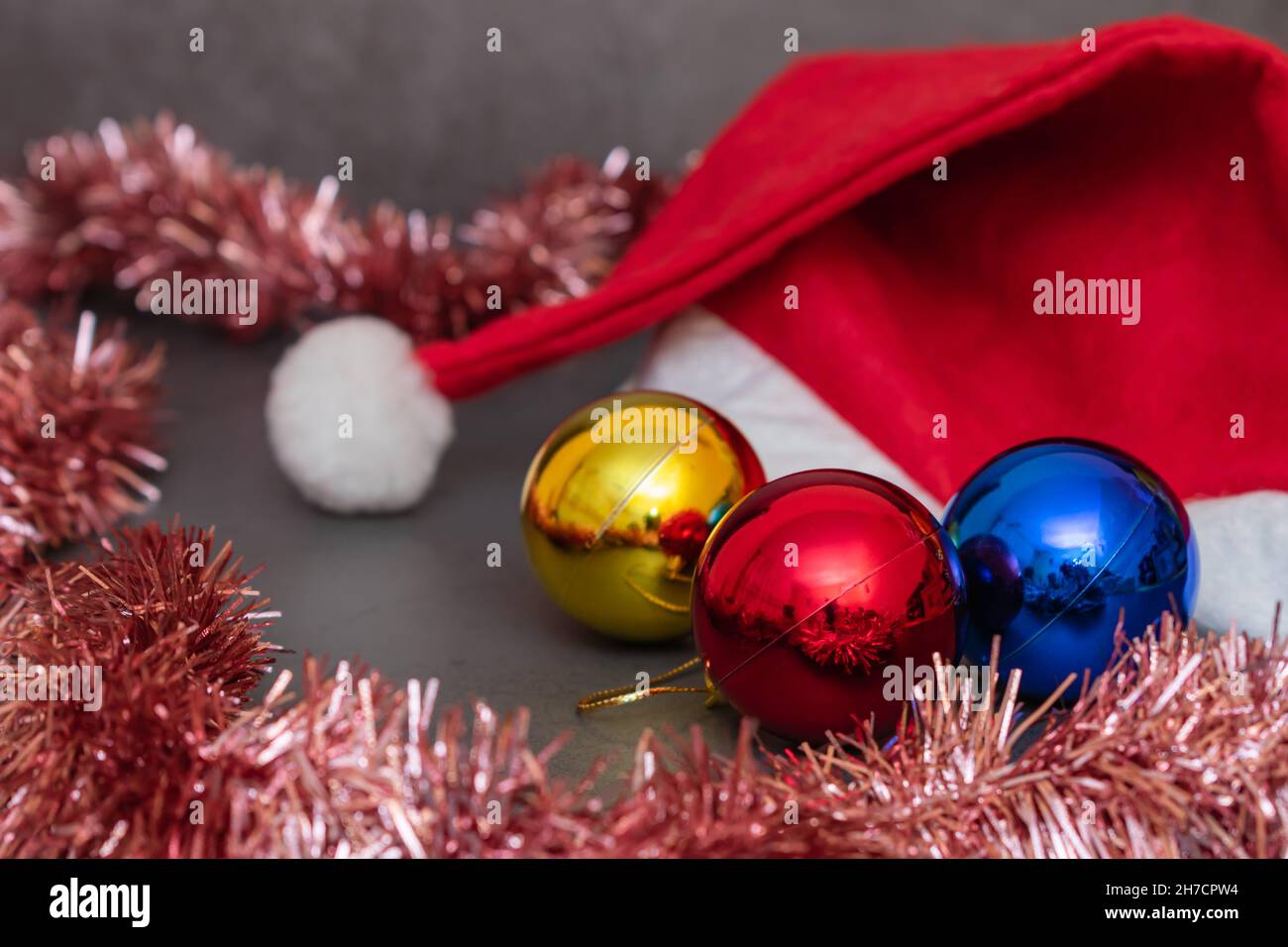 Décorations de Noël et du nouvel an, boules de Noël scintillantes et chapeau de Père Noël Photo