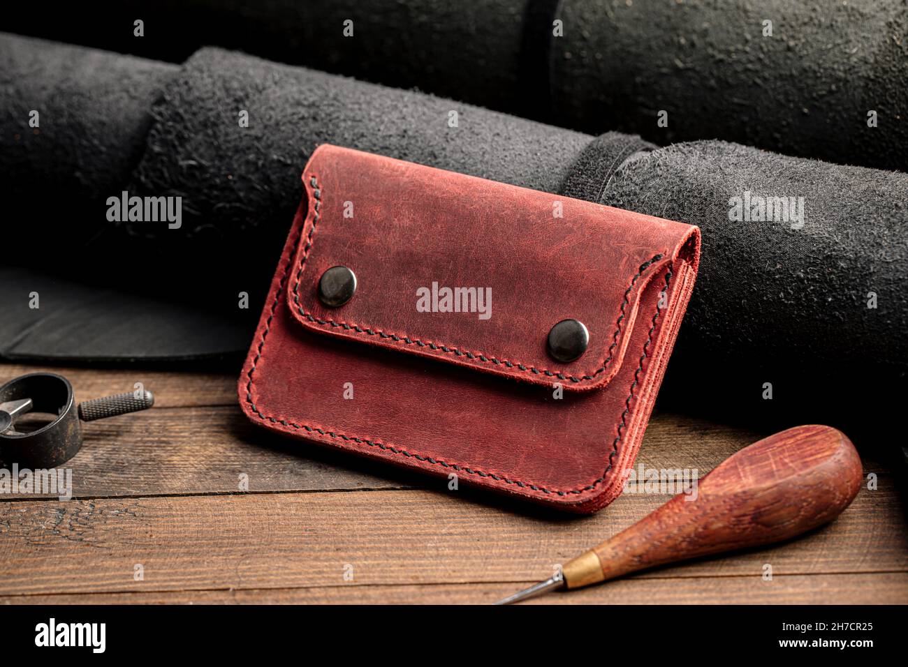 Vue latérale sur le portefeuille en cuir rouge fabriqué à la main Banque D'Images