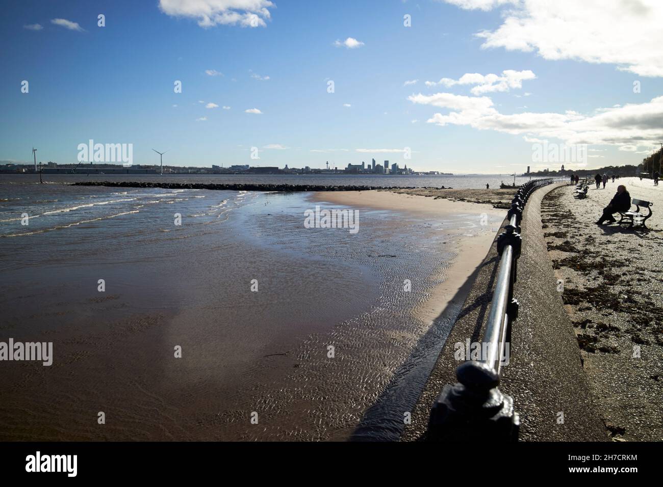 plage et petit-déjeuner à la promenade de la tour et vue sur la rivière mersey et le centre-ville de liverpool au loin New Brighton le Wirral merseyside royaume-uni Banque D'Images