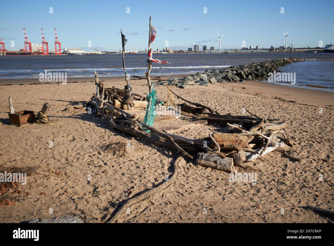 Vestiges du bateau de perles noires fait à partir d'objets trouvés sur la plage par l'artiste Frank lund New Brighton The Wirral merseyside uk Banque D'Images