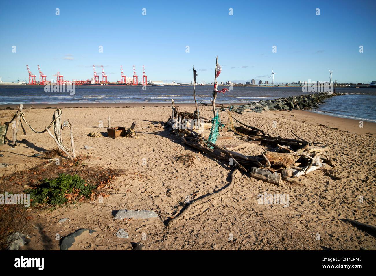 Vestiges du bateau de perles noires fait à partir d'objets trouvés sur la plage par l'artiste Frank lund New Brighton The Wirral merseyside uk Banque D'Images