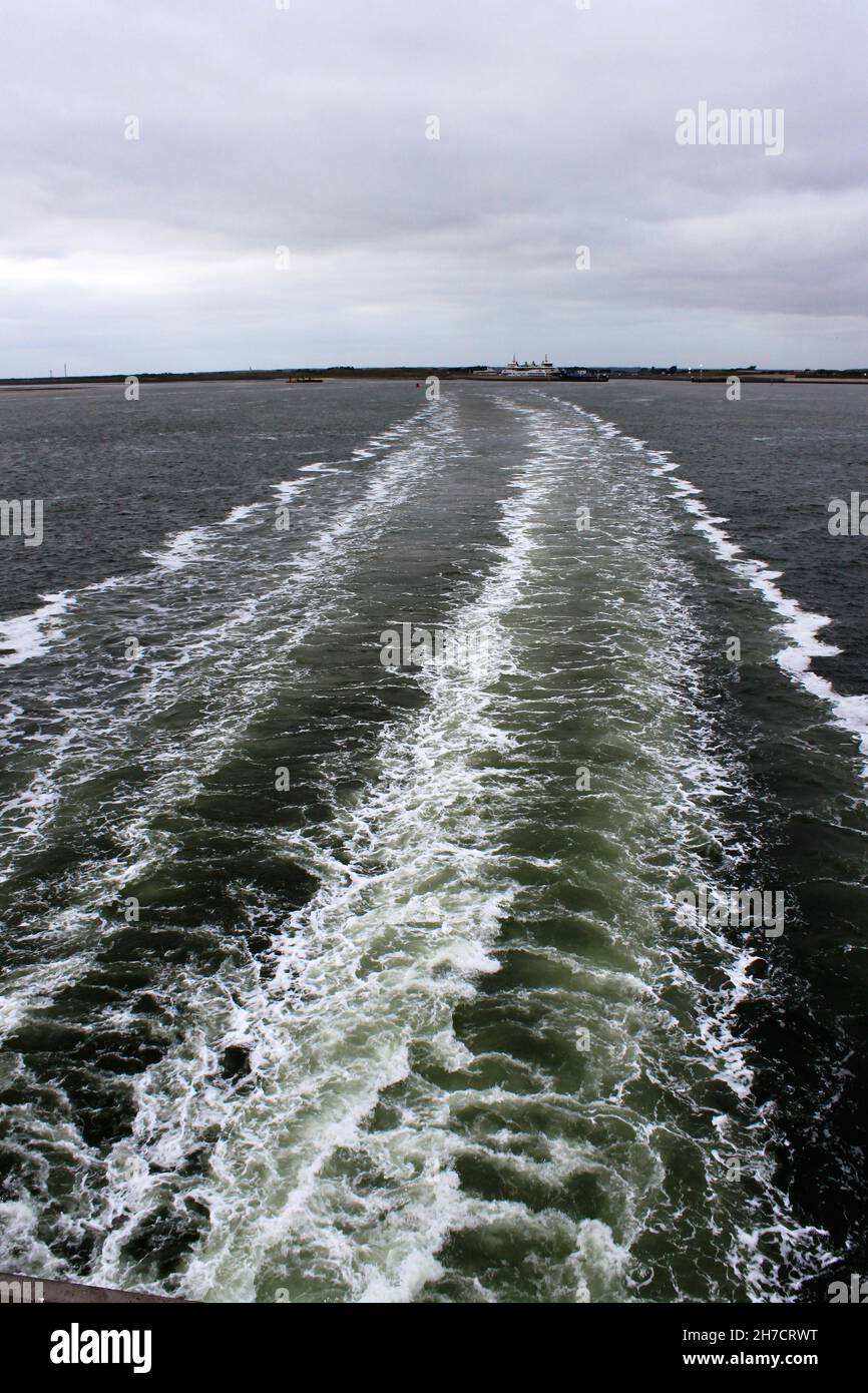 Le réveil et l'eau turbulente à la poupe d'un navire en mouvement dans la mer du Nord Banque D'Images