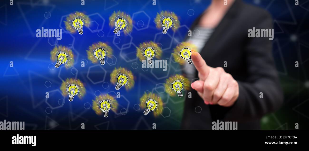 Femme touchant des ampoules sur un écran tactile avec elle doigt Banque D'Images