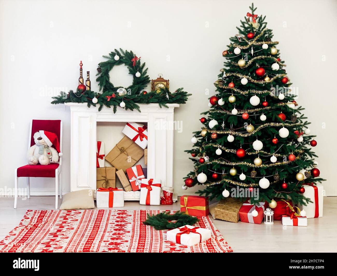 Sapin de Noël avec loft cadeaux décor de Noël Photo Stock - Alamy