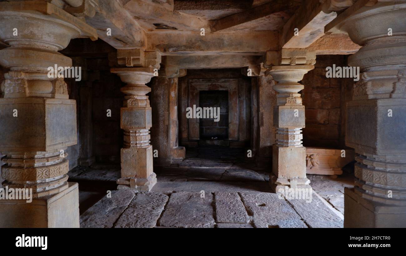Intérieur 101 pilier de roche temple, Gandikota, Kurnool, Andhra Pradesh, Inde Banque D'Images