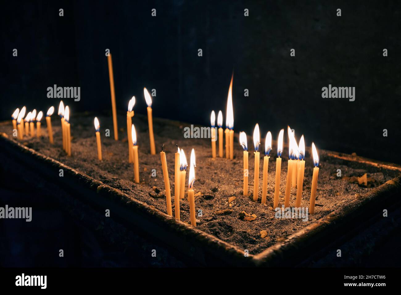 Beaucoup de bougies brûlent dans une église catholique médiévale sombre.Le  concept de foi et de deuil Photo Stock - Alamy