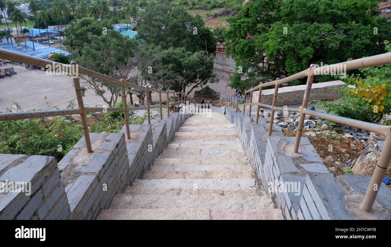 Escaliers rocheux au temple de grotte, Yaganti, Andhra Pradesh, Inde Banque D'Images