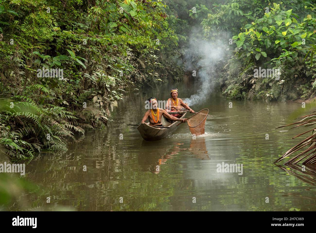 INDONÉSIE, SUMATRA OUEST, 20 février 2018, population tribale de Mentawai pêchant en bateau Banque D'Images