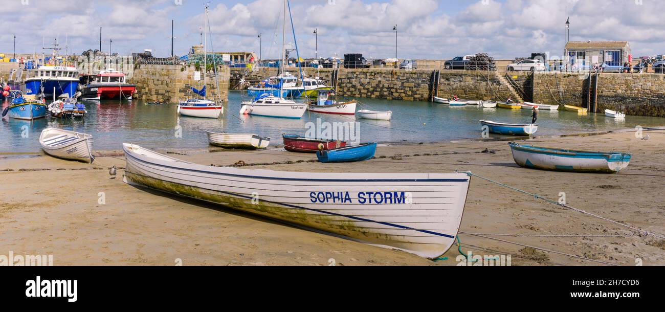 Une image panoramique de la traditionnelle pilote de Cornouailles de Sophia Storm et Concord a été vue sur la plage dans le pittoresque port historique de Newquay Banque D'Images