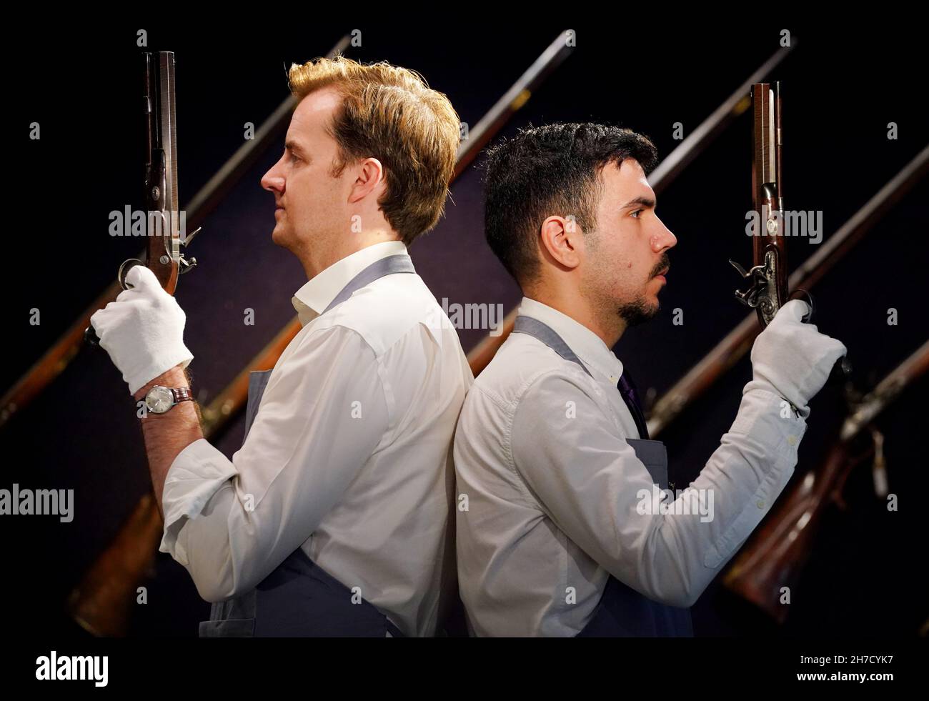 Les employés de Bonhams présentent une paire de pistolets de dueling en flintlock fabriqués par Joseph Manton, l'un des lots à vendre lors de la prochaine vente d'armes anciennes et d'armure de Bonhams le 24 novembre à Londres.Date de la photo: Lundi 22 novembre 2021. Banque D'Images