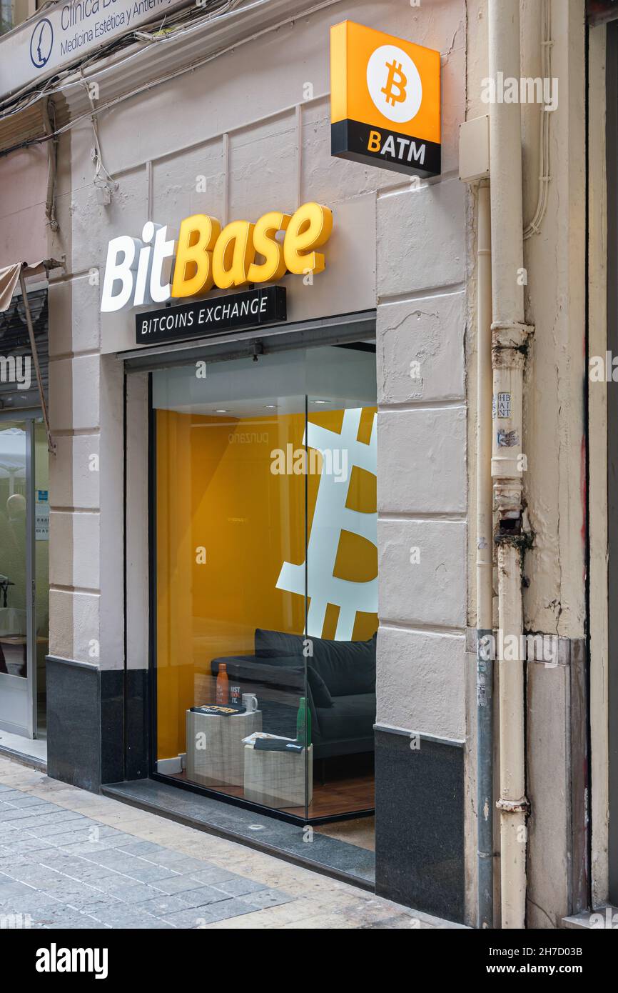 VALENCIA, ESPAGNE - 19 NOVEMBRE 2021: BitBase est une société dédiée à la vente et à l'achat de crypto-monnaies dans les magasins physiques Banque D'Images