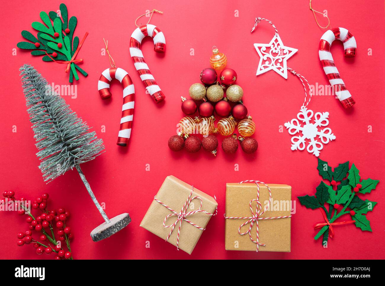 Décoration de Noël plat sur fond rouge.Cadeaux, sapin de Noël, boules et cannes à sucre.Joyeux Noël nouvel an, vue du dessus Banque D'Images