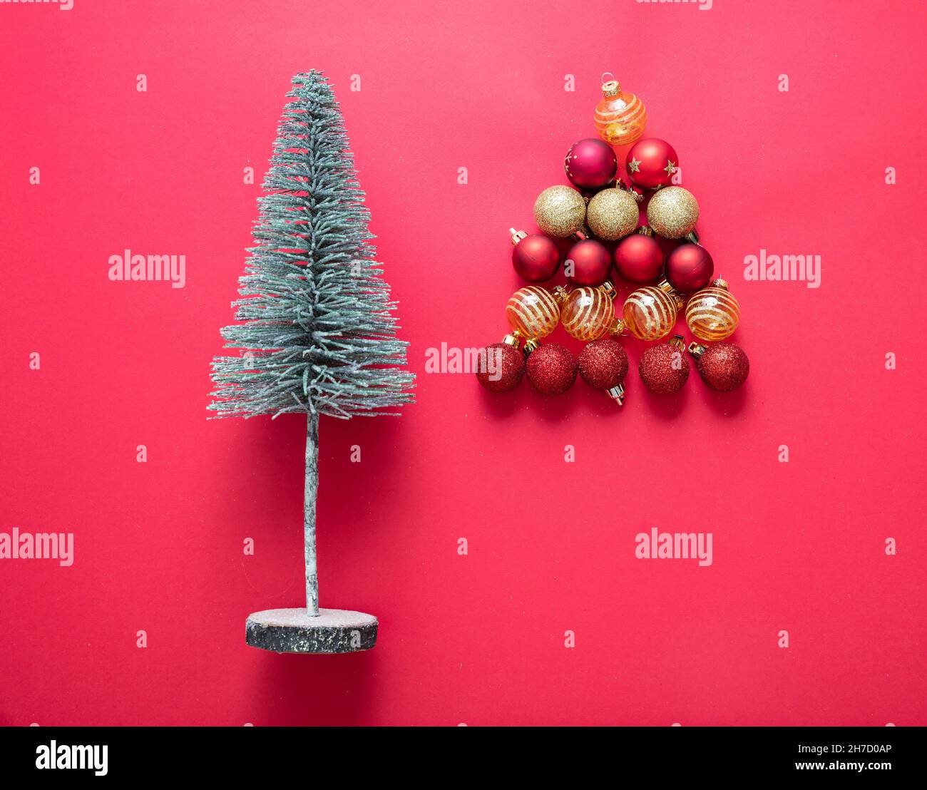 Sapin de Noël et boules de décoration sur fond rouge.Boules de Noël rouge et or.Joyeux Noël nouvel an, vue du dessus Banque D'Images